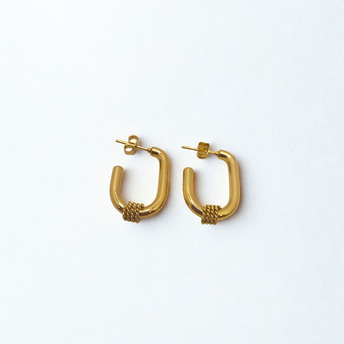 Pendientes de Aro Cuadrados con Detalle Texturizado 100% Acero Bañado en Oro 18K