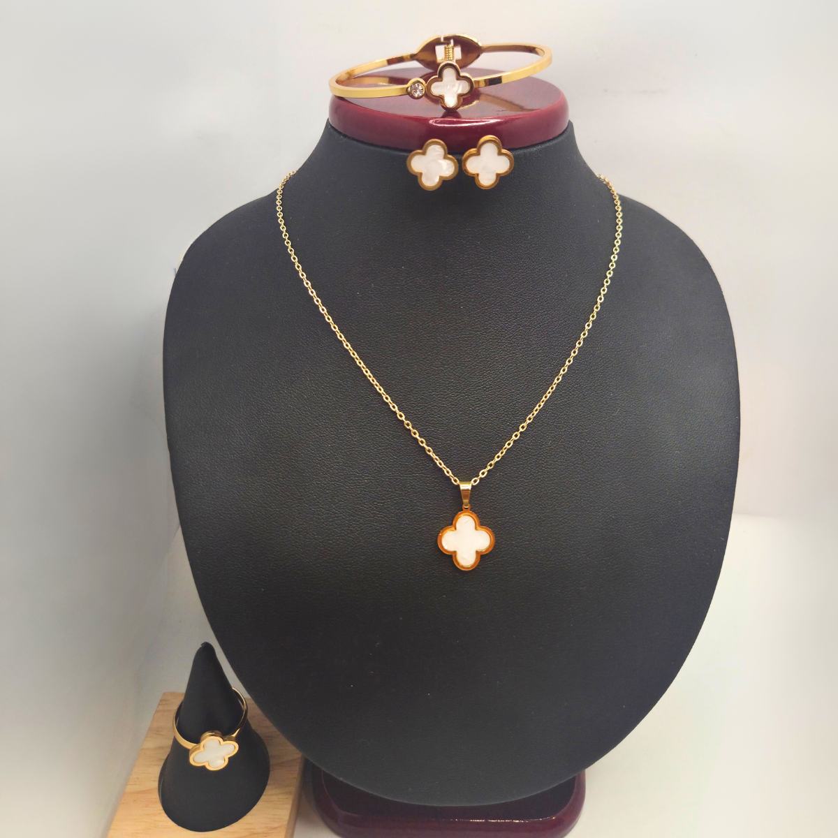 Conjunto de Joyería Trébol Blanco Nácar 100% Acero Bañado en Oro 18K