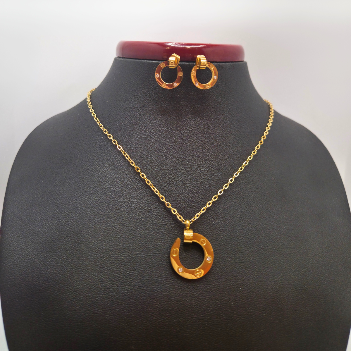 Conjunto de Collar y Pendientes con Diseño Circular y Circonitas 100% Acero Bañado en Oro 18K