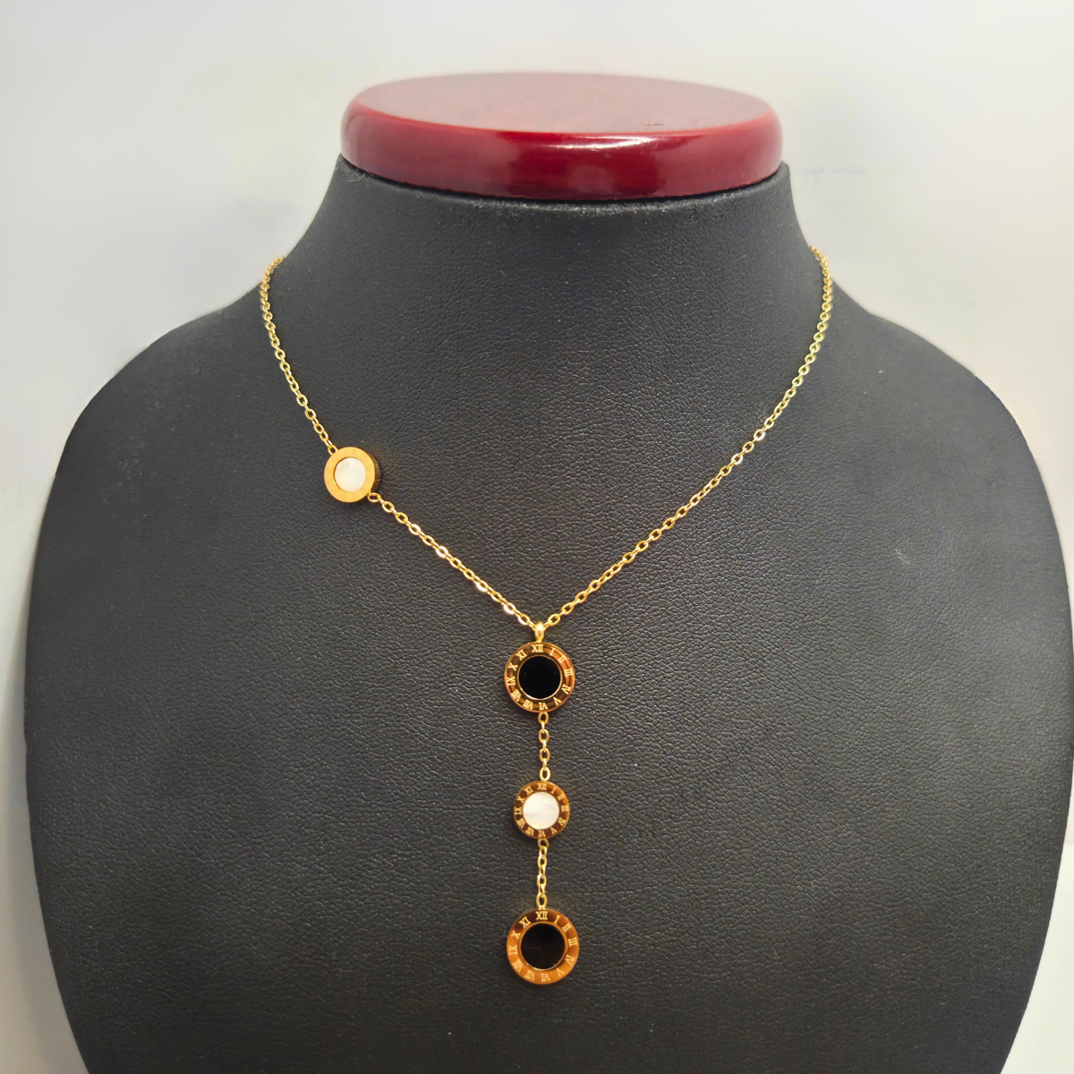 Collar Lariat con Círculos de Nácar, Negro y Números Romanos 100% Acero Bañado en Oro 18K