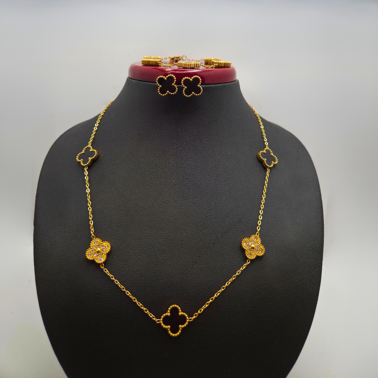Conjunto de Lujo Tréboles Negros y Circonitas - Acero Bañado en Oro 18K