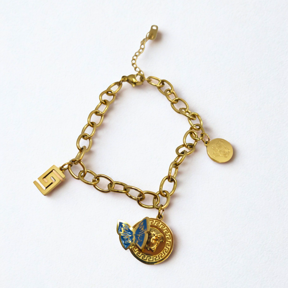 Pulsera de Charms Dorada con Mariposa y Diseño Geométrico 100% Acero Bañado en Oro 18K