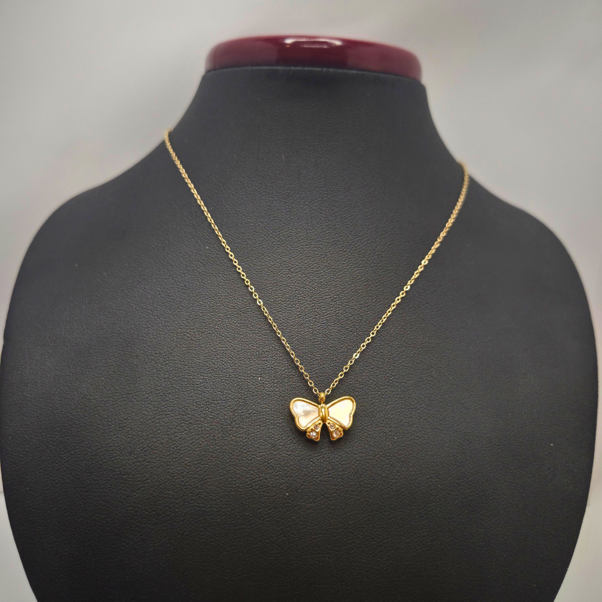 Collier 100 % acier plaqué or 18 carats avec pendentif papillon en nacre
