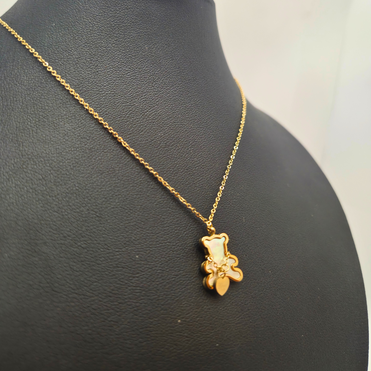 Collier en acier plaqué or 18 carats avec pendentif ours et cœur