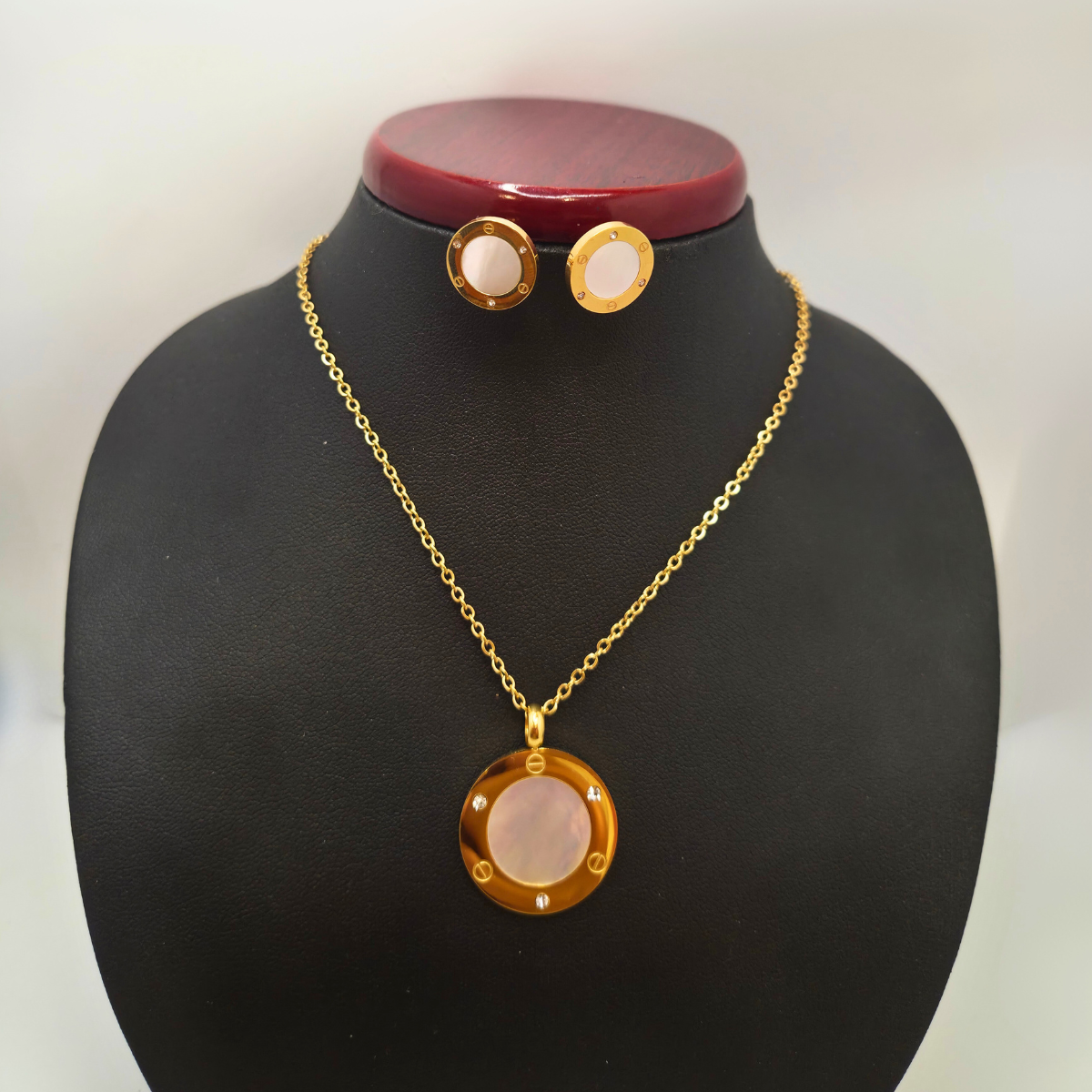 Conjunto de Collar y Pendientes Redondos 100% Acero Bañado en Oro 18K