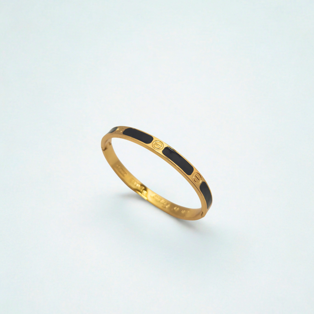 Pulsera Brazalete de Acero Chapado en Oro de 18K 100% con Detalles Esmaltados en Negro