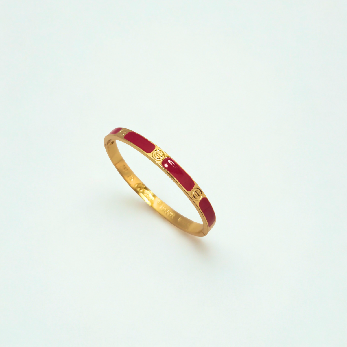 Pulsera Brazalete de Acero Chapado en Oro de 18K 100% con Detalles Esmaltados en Rojo