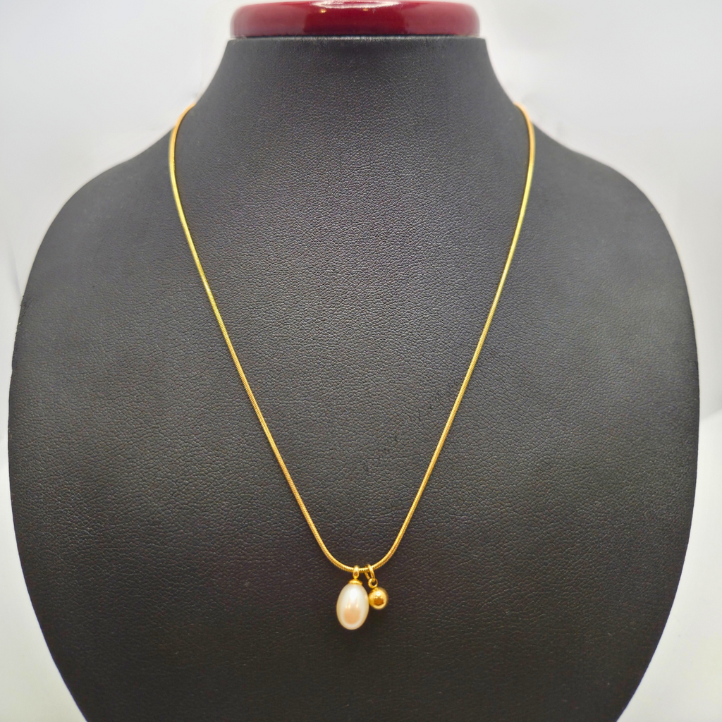 Collar Minimalista con Perla Natural y Bola Dorada 100% Acero Bañado en Oro 18K