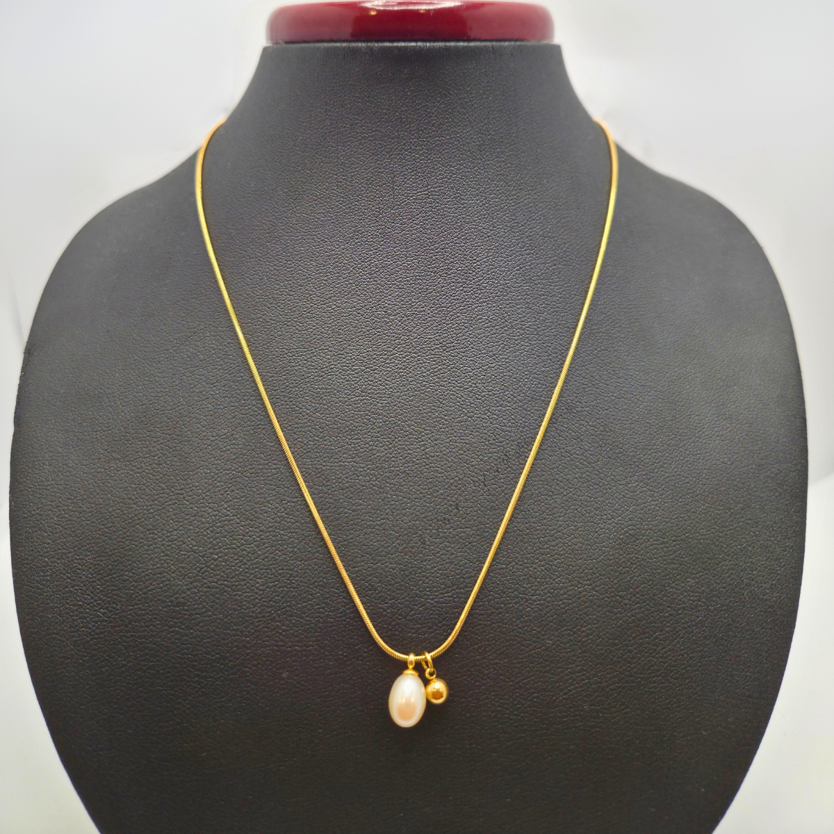 Collier minimaliste avec perle naturelle et boule dorée 100 % acier plaqué or 18 carats