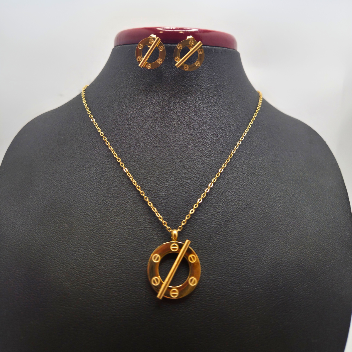 Conjunto de Joyería Circular con Barra Diagonal y Detalles de Tornillo 100% Acero Bañado en Oro 18K