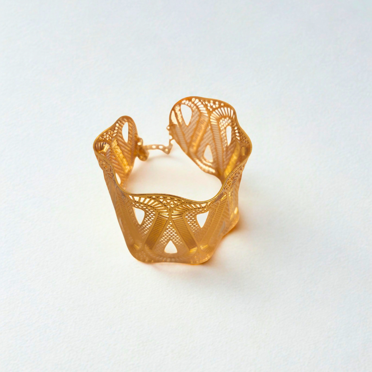 Conjunto de Brazalete Ancho y Anillo Calado 100% Acero Bañado en Oro 18K