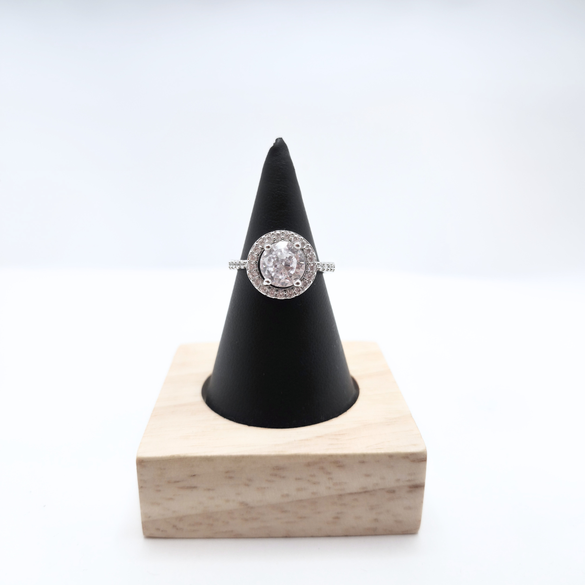 Bague ajustable « Gala » avec zircone ovale et halo – Acier plaqué or blanc 18 carats