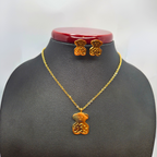 Conjunto de Collar y Pendientes de Osito Grabado 100% Acero Bañado en Oro 18K