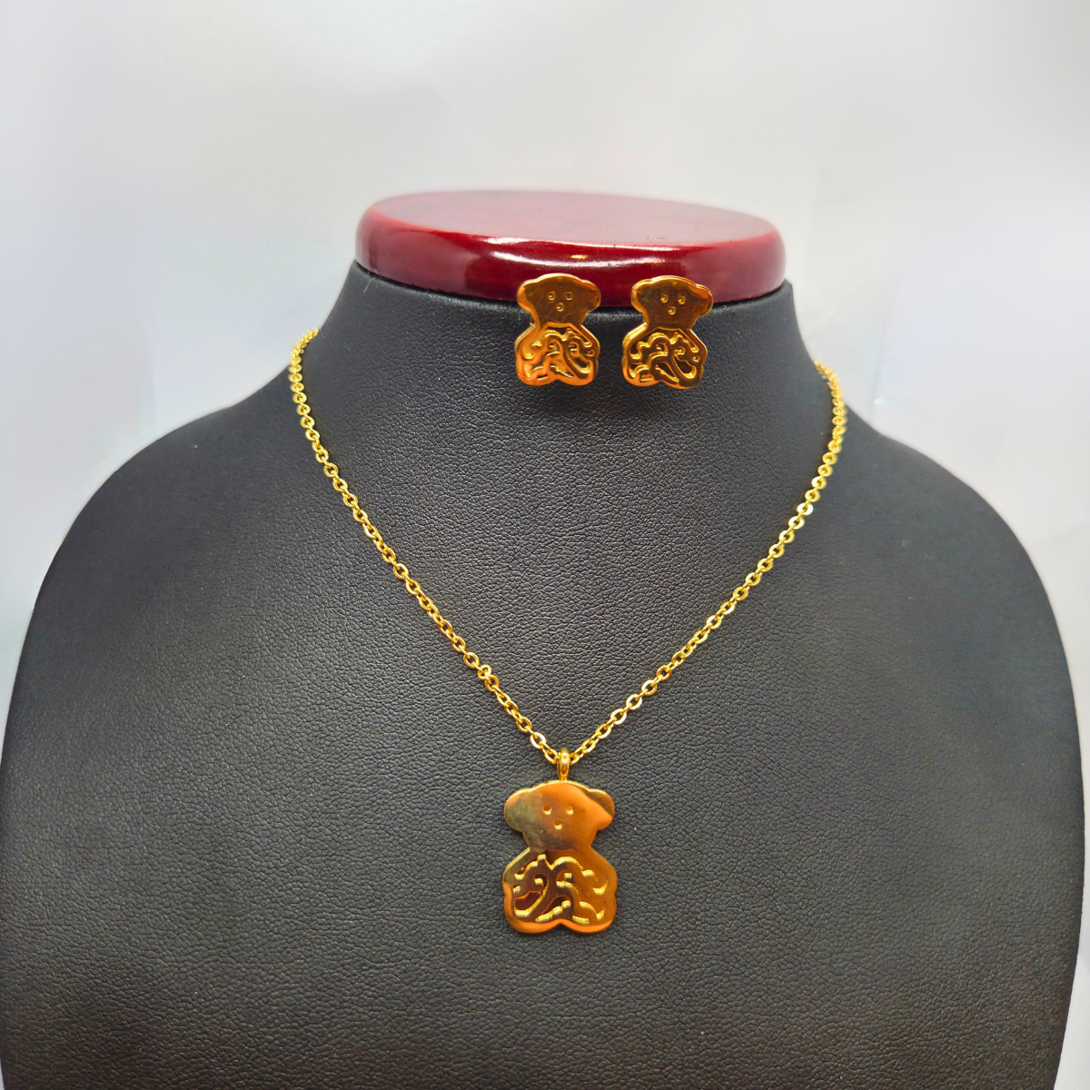 Conjunto de Collar y Pendientes de Osito Grabado 100% Acero Bañado en Oro 18K