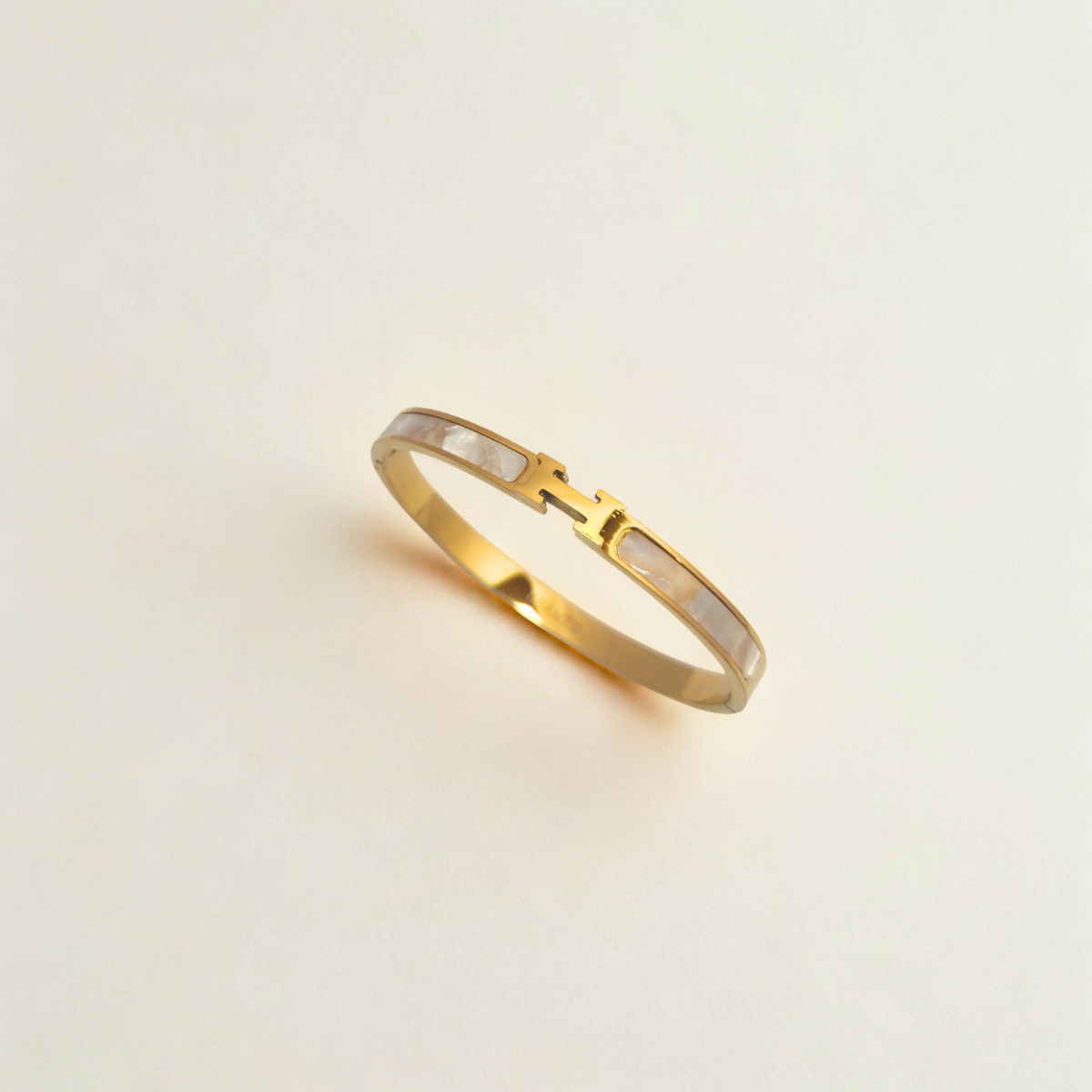 Pulsera Rígida Diseño Letra 'H' con Nácar Blanco 100% Acero Bañado en Oro 18K