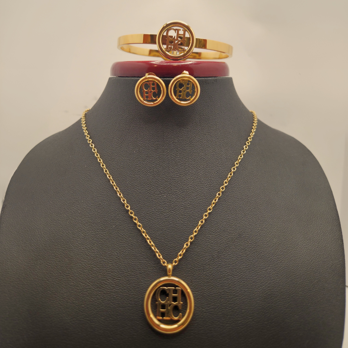 Conjunto de Joyería Circular con Detalles Grabados 100% Acero Bañado en Oro 18K