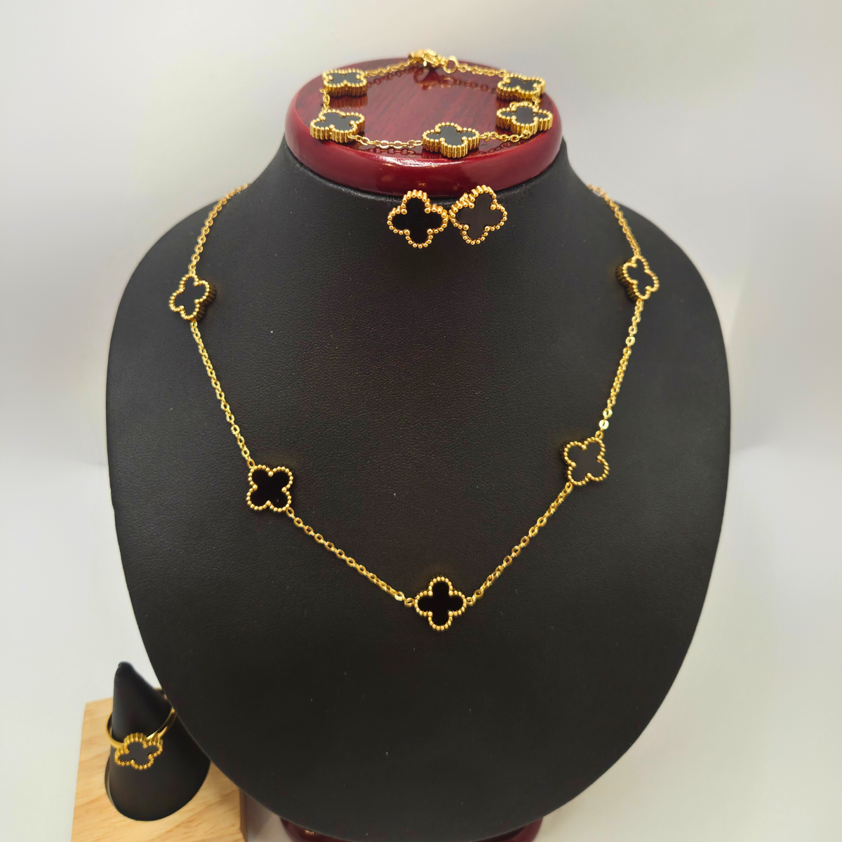 Conjunto de Joyería Trébol Negro 100% Acero Bañado en Oro 18K