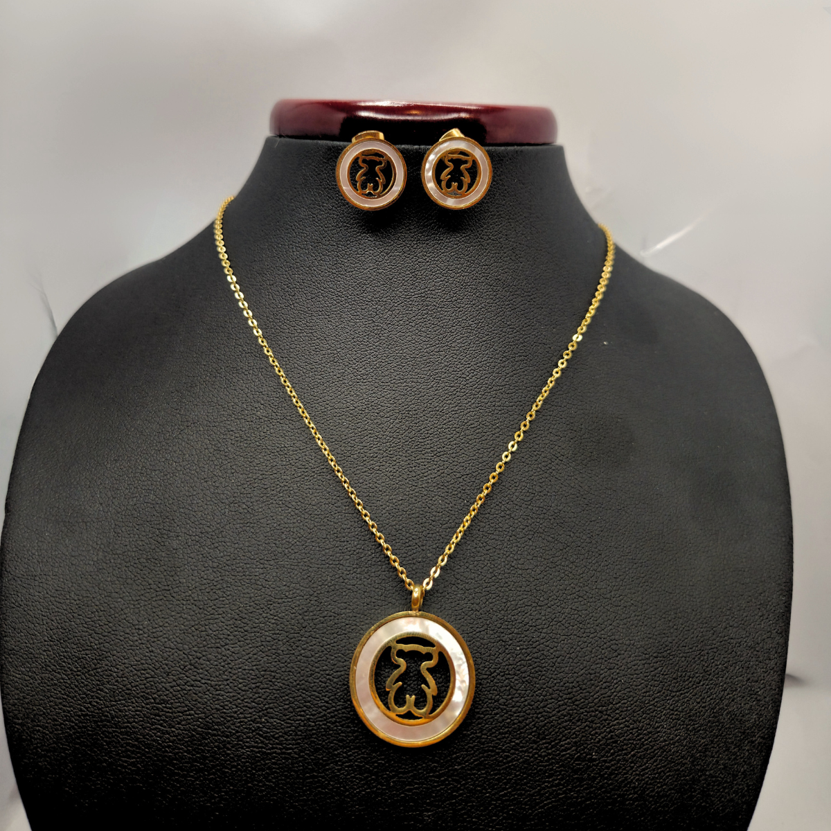 Conjunto de Collar y Pendientes con Oso y Nácar Blanco en Círculo Dorado - 100% Acero Bañado en Oro 18K