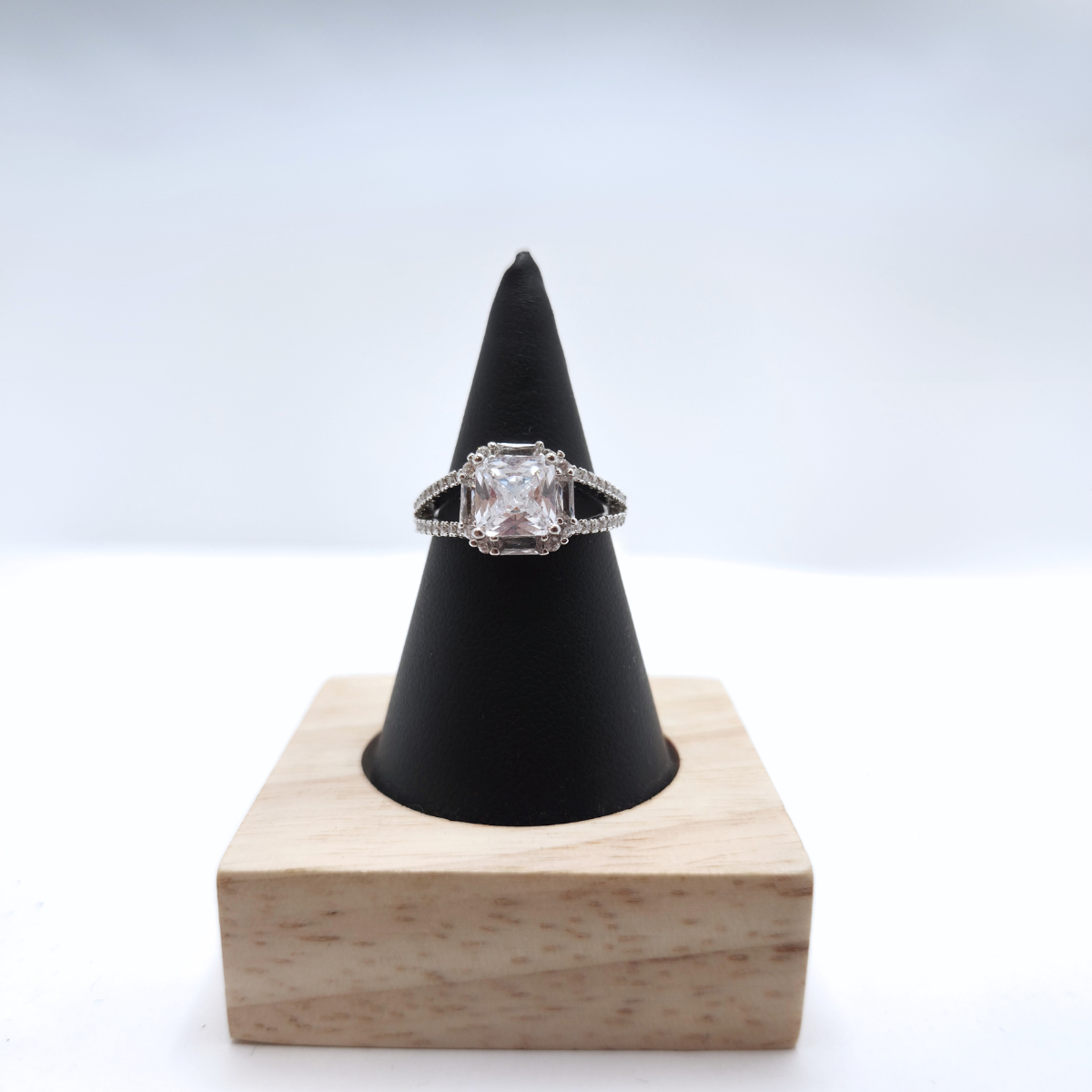 Bague ajustable « Versailles » avec zircone carrée et halo – Acier plaqué or blanc 18 carats