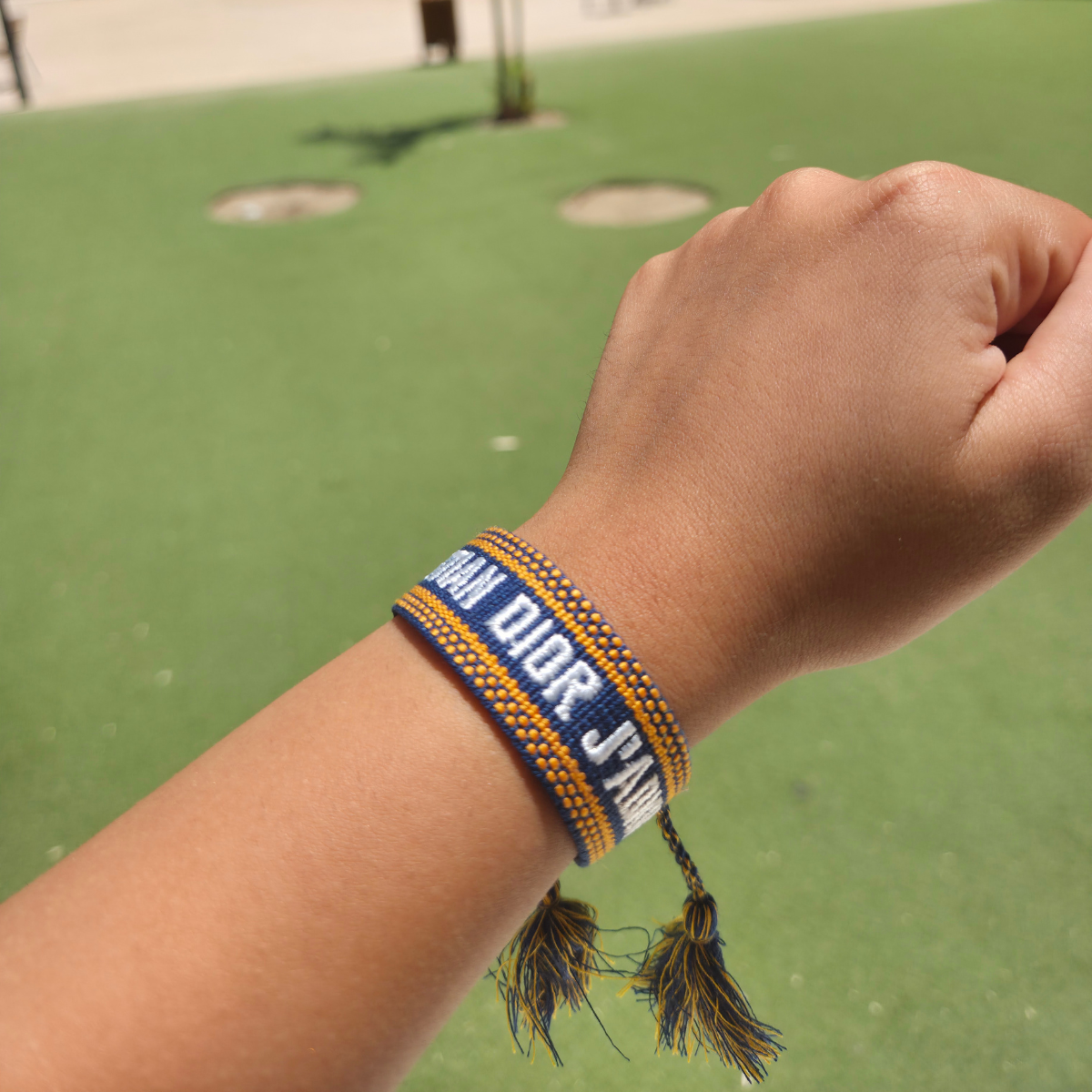 Pulsera de Tela Azul Celeste con Bordado Blanco y Borlas - Estilo Ajustable