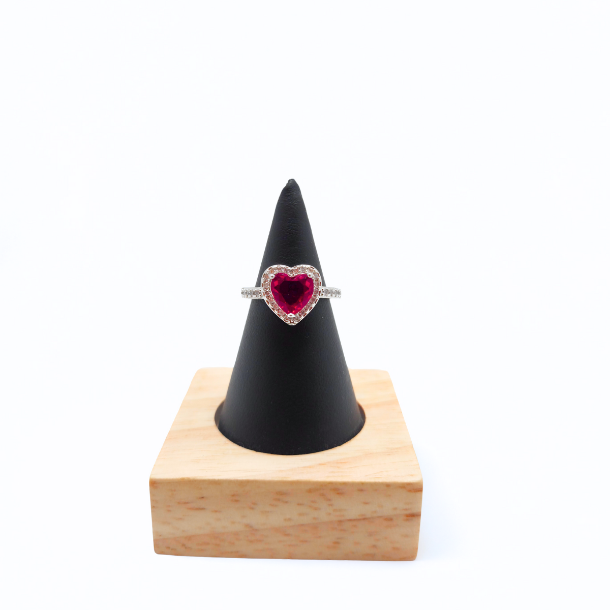 Bague ajustable « Reine de cœur » avec zircone rouge et halo – Acier plaqué or blanc 18 carats