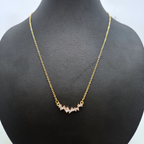 Collar Curvo con Circonitas Brillantes 100% Acero Bañado en Oro 18K