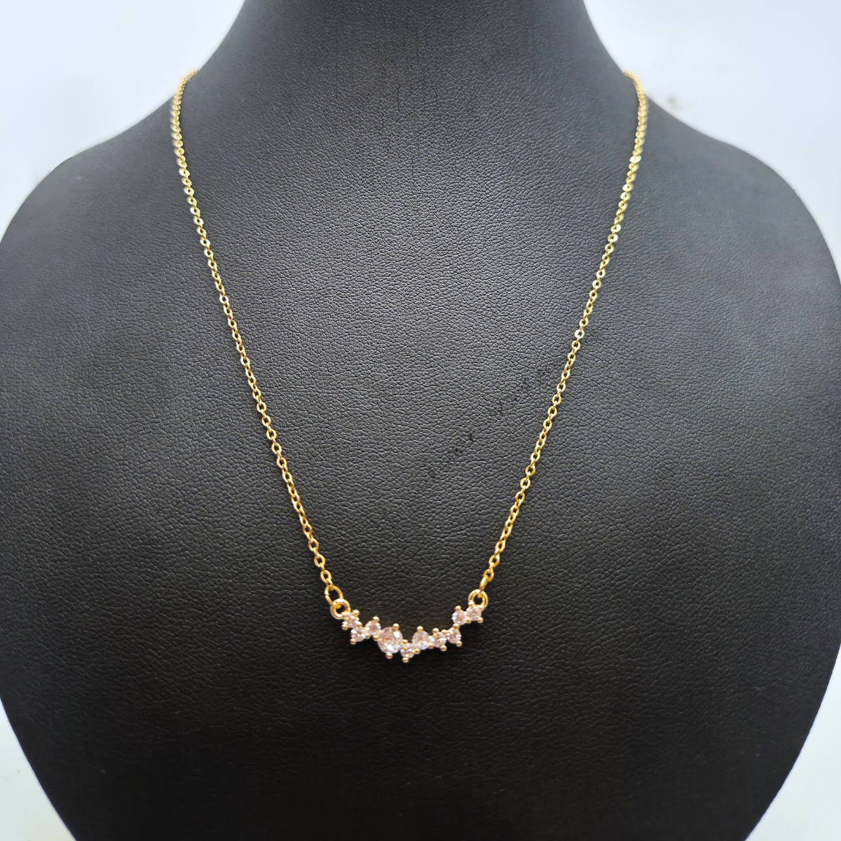 Collier courbé avec zircones brillantes 100 % acier plaqué or 18 carats