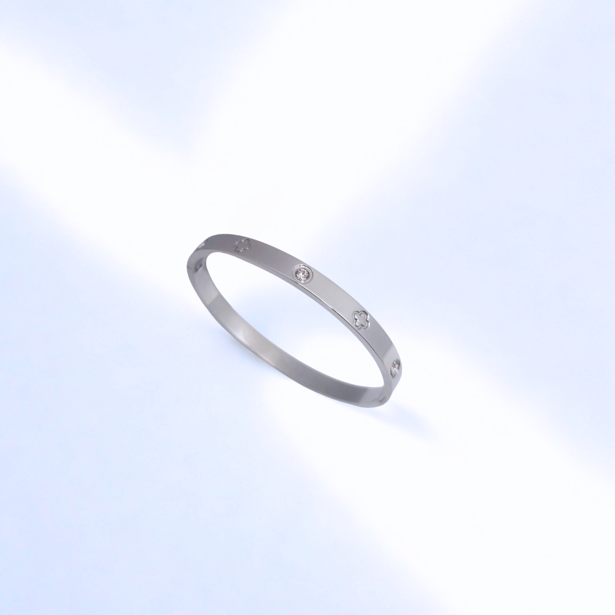 Pulsera Rígida con Circonitas y Detalles de Tornillo 100% Acero Inoxidable Color Plata