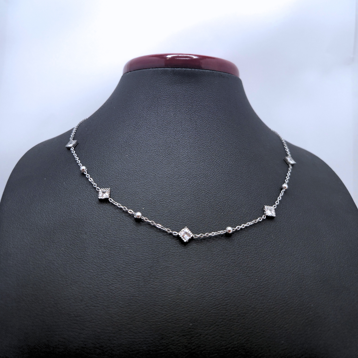 Collier 100 % acier inoxydable avec breloques carrées et boules en zircone