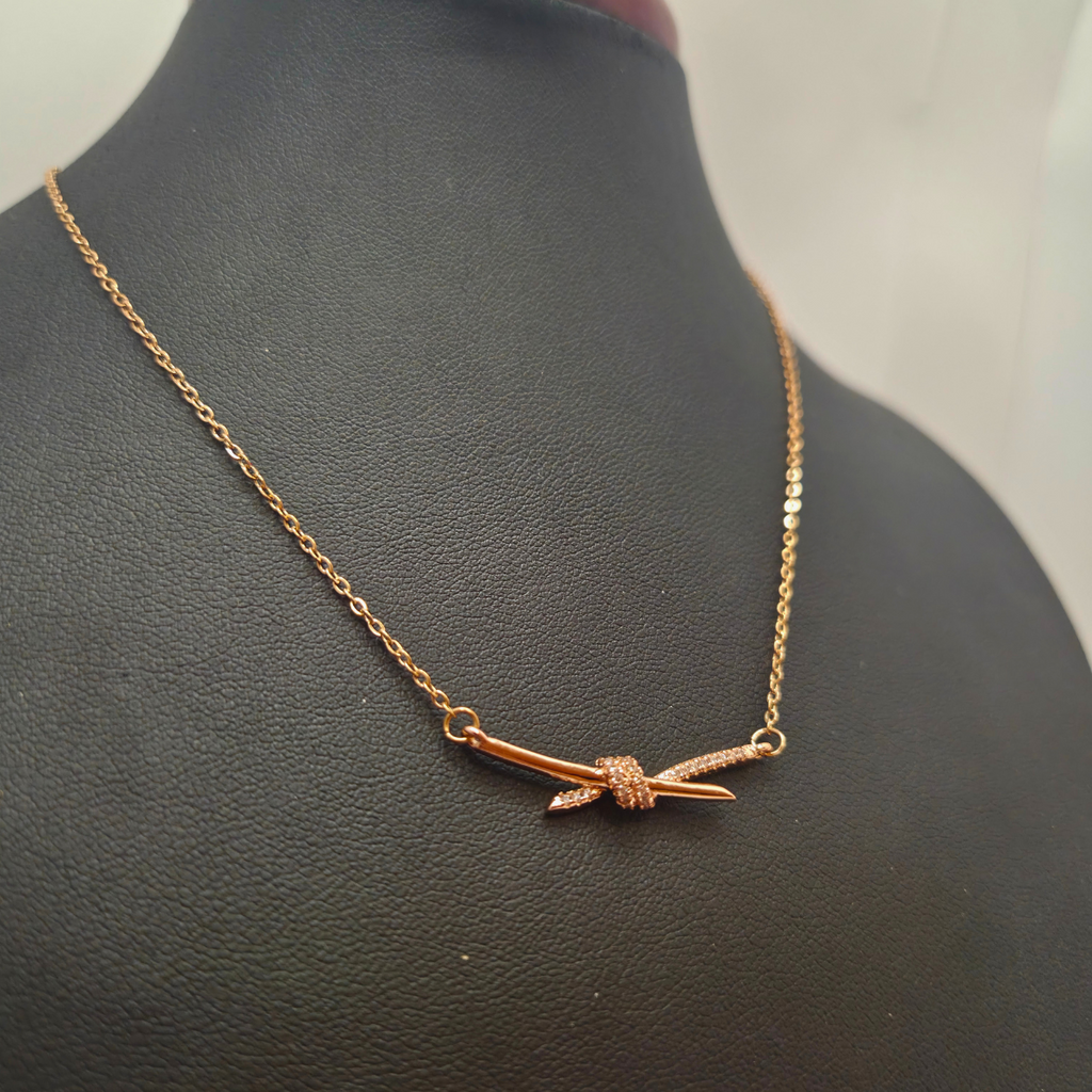Collier en acier plaqué or rose 18 carats avec pendentif nœud en zircone