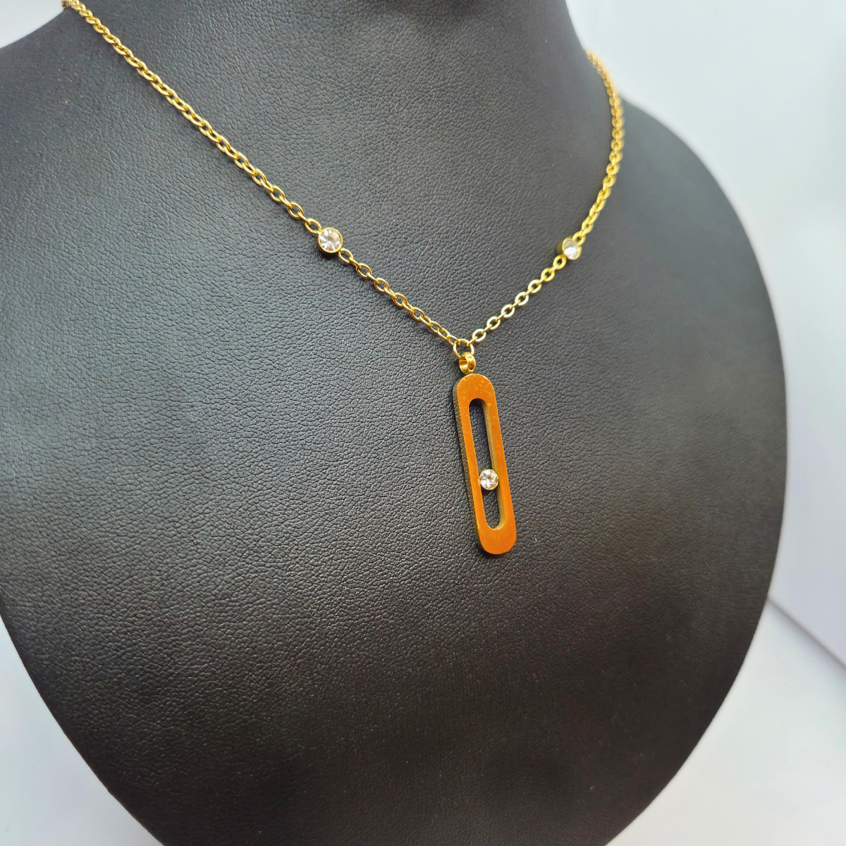 Conjunto de Joyas "Elegancia Geométrica" - Brazalete, Pendientes y Collar 100% Acero Bañado en Oro de 18K