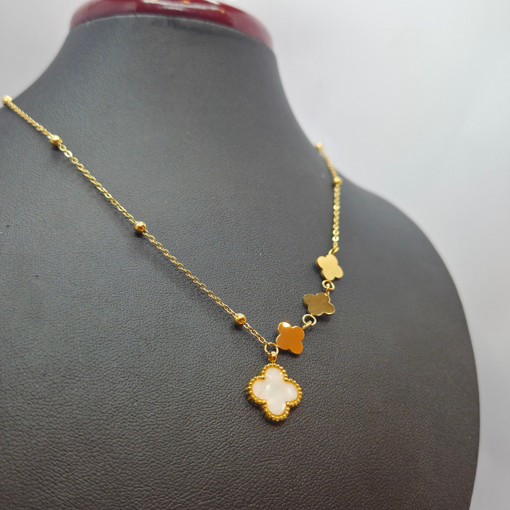 Collier chaîne avec perles mixtes et trèfles à quatre feuilles (nacre blanche, ambre et or) - 100 % acier plaqué or 18 carats