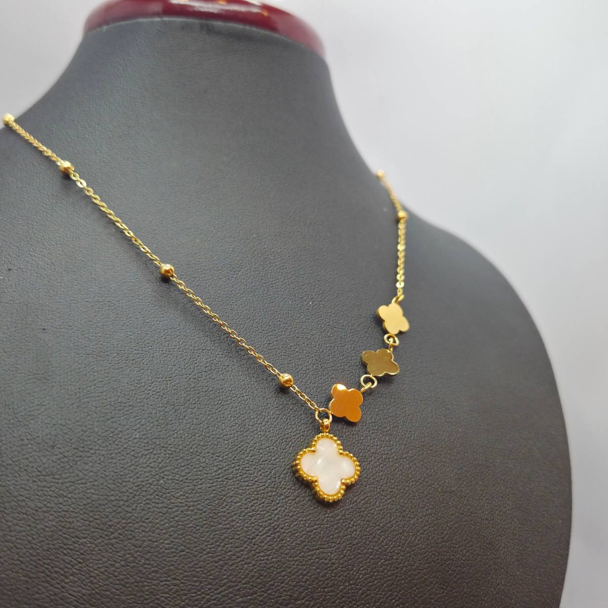 Collier chaîne avec perles mixtes et trèfles à quatre feuilles (nacre blanche, ambre et or) - 100 % acier plaqué or 18 carats