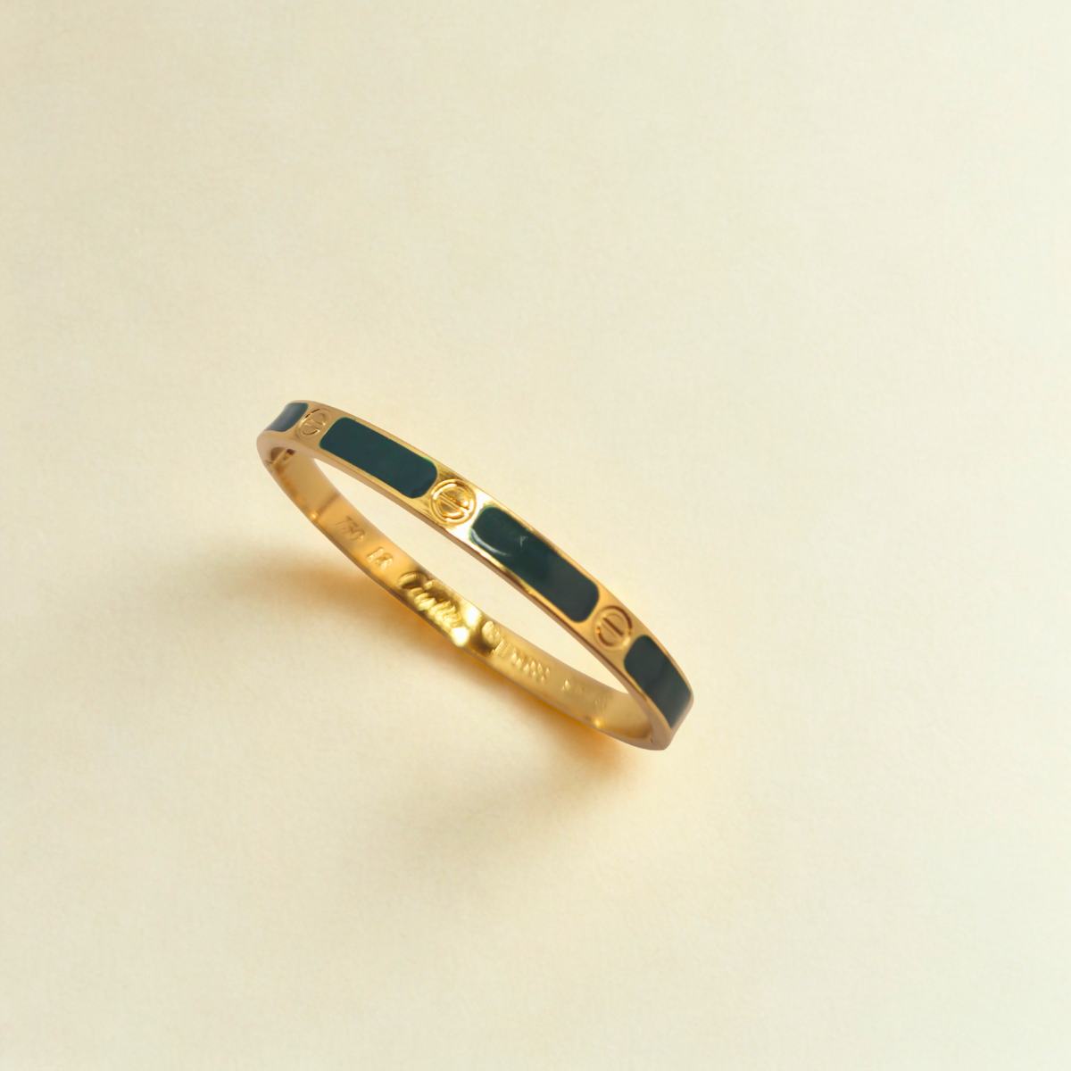 Pulsera Brazalete de Acero Chapado en Oro de 18K 100% con Detalles Esmaltados en Verde Oscuro