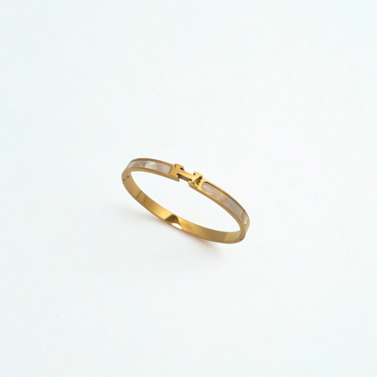 Pulsera Rígida Diseño Letra 'H' con Nácar Blanco 100% Acero Bañado en Oro 18K