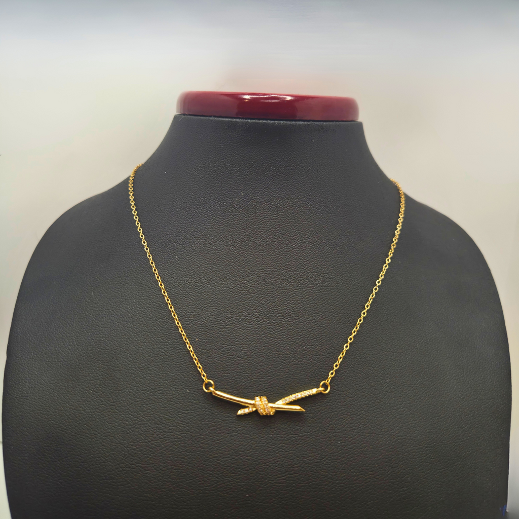 Collier en acier plaqué or 18 carats avec pendentif nœud en zircone