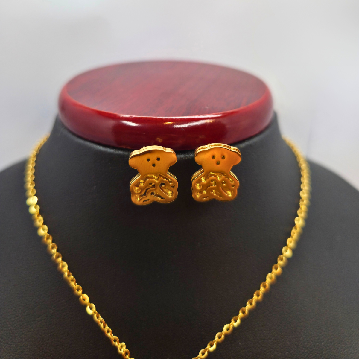Conjunto de Collar y Pendientes de Osito Grabado 100% Acero Bañado en Oro 18K
