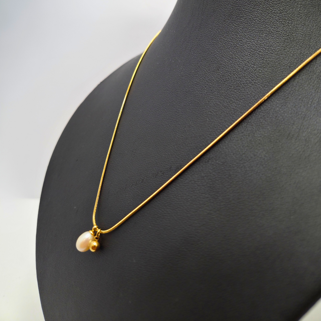 Collar Minimalista con Perla Natural y Bola Dorada 100% Acero Bañado en Oro 18K