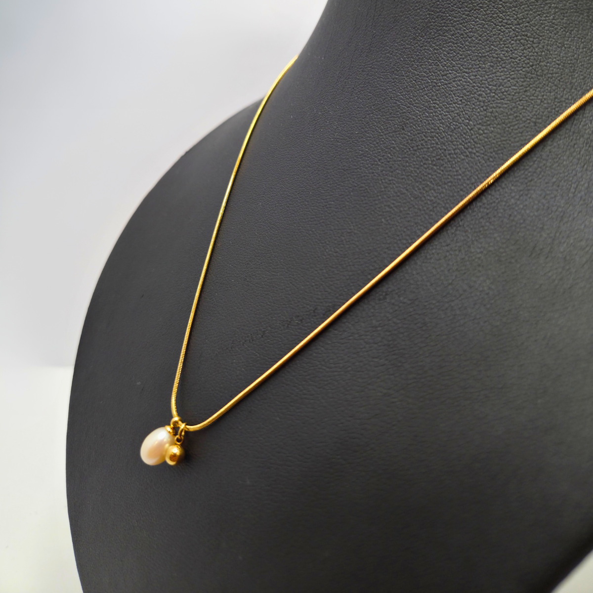 Collier minimaliste avec perle naturelle et boule dorée 100 % acier plaqué or 18 carats
