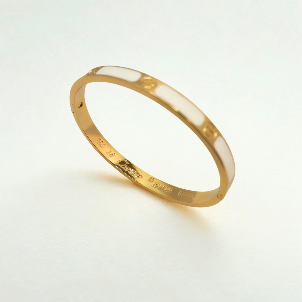 Pulsera Brazalete de Acero Chapado en Oro de 18K 100% con Detalles Esmaltados en Blanco