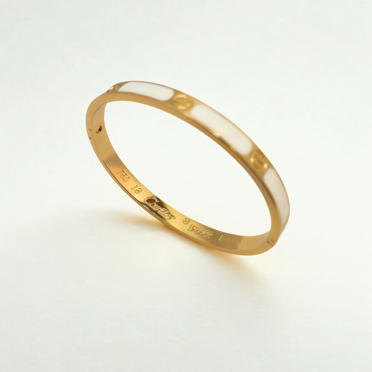 Pulsera Brazalete de Acero Chapado en Oro de 18K 100% con Detalles Esmaltados en Blanco