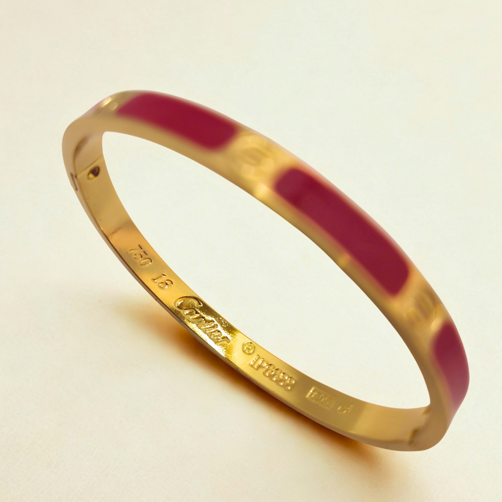 Pulsera Brazalete de Acero Chapado en Oro de 18K 100% con Detalles Esmaltados en Rojo