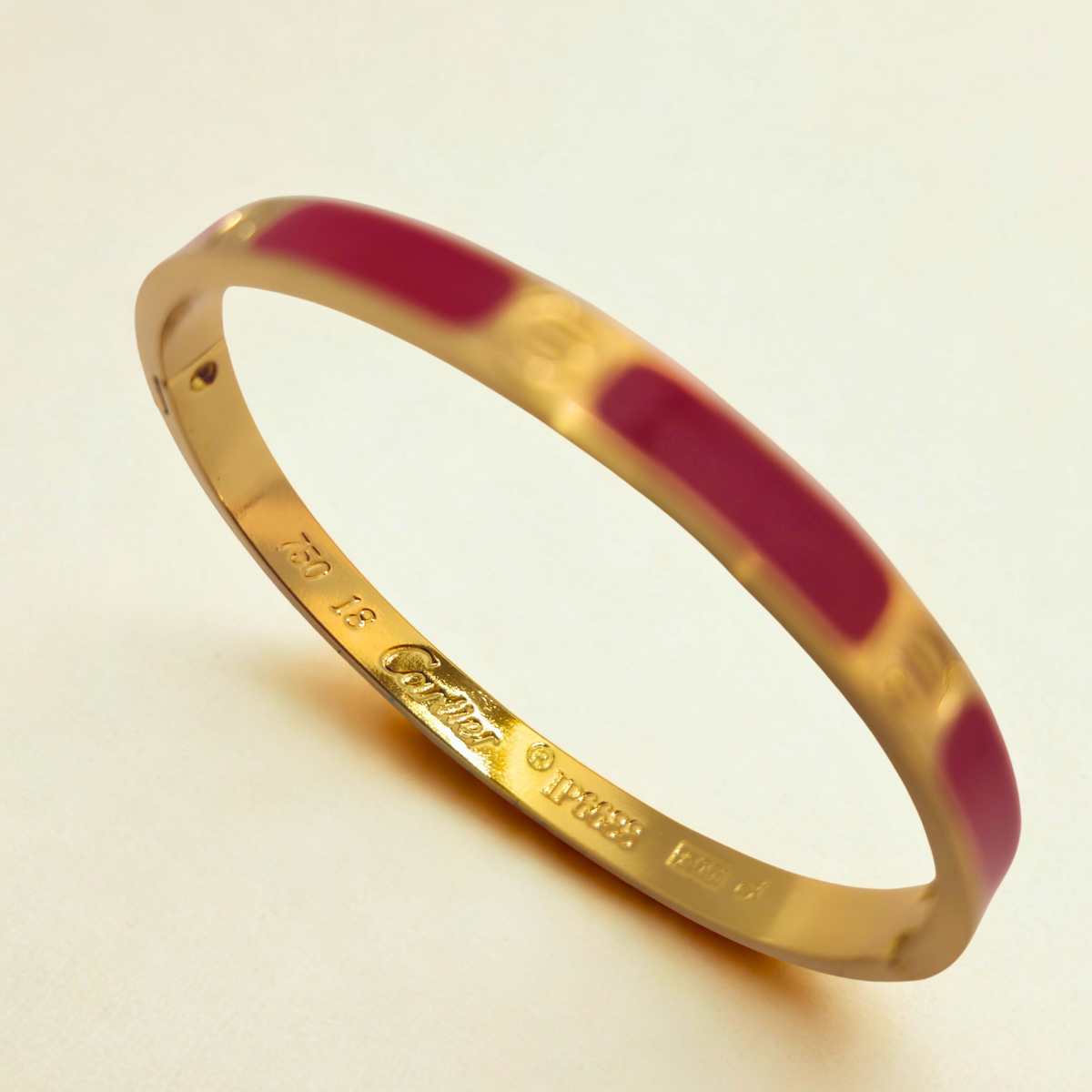 Pulsera Brazalete de Acero Chapado en Oro de 18K 100% con Detalles Esmaltados en Rojo