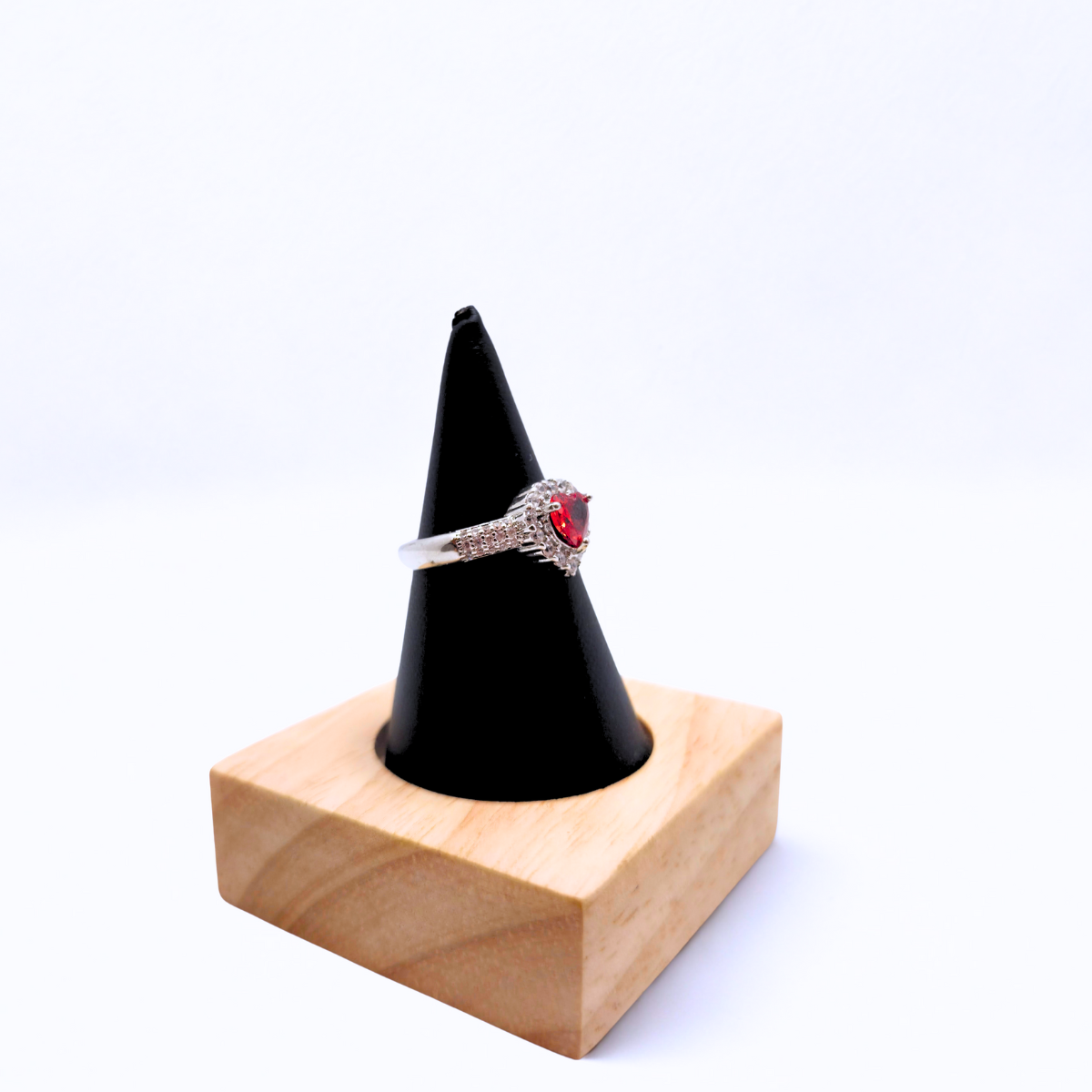 Bague ajustable « Impératrice » avec zircone poire et halo – Acier plaqué or blanc 18 carats