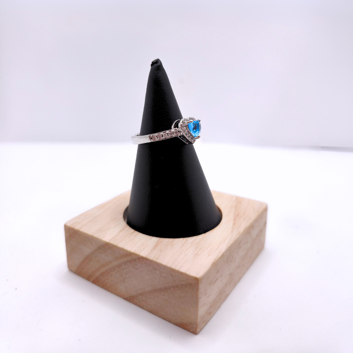 Bague ajustable « Cœur Céleste » avec zircone bleue – Acier plaqué or blanc 18 carats