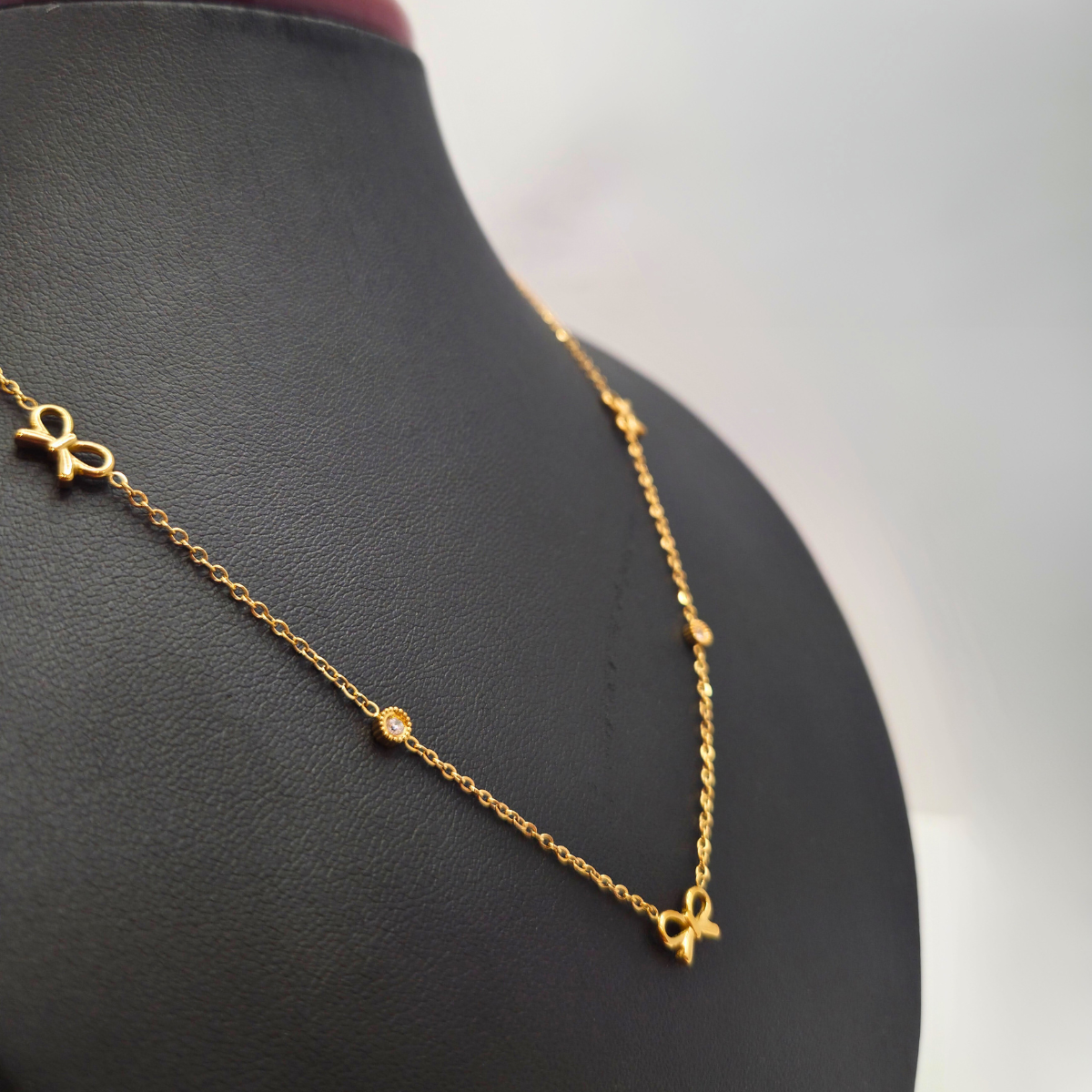 Collier avec nœuds et zircones 100 % acier plaqué or 18 carats