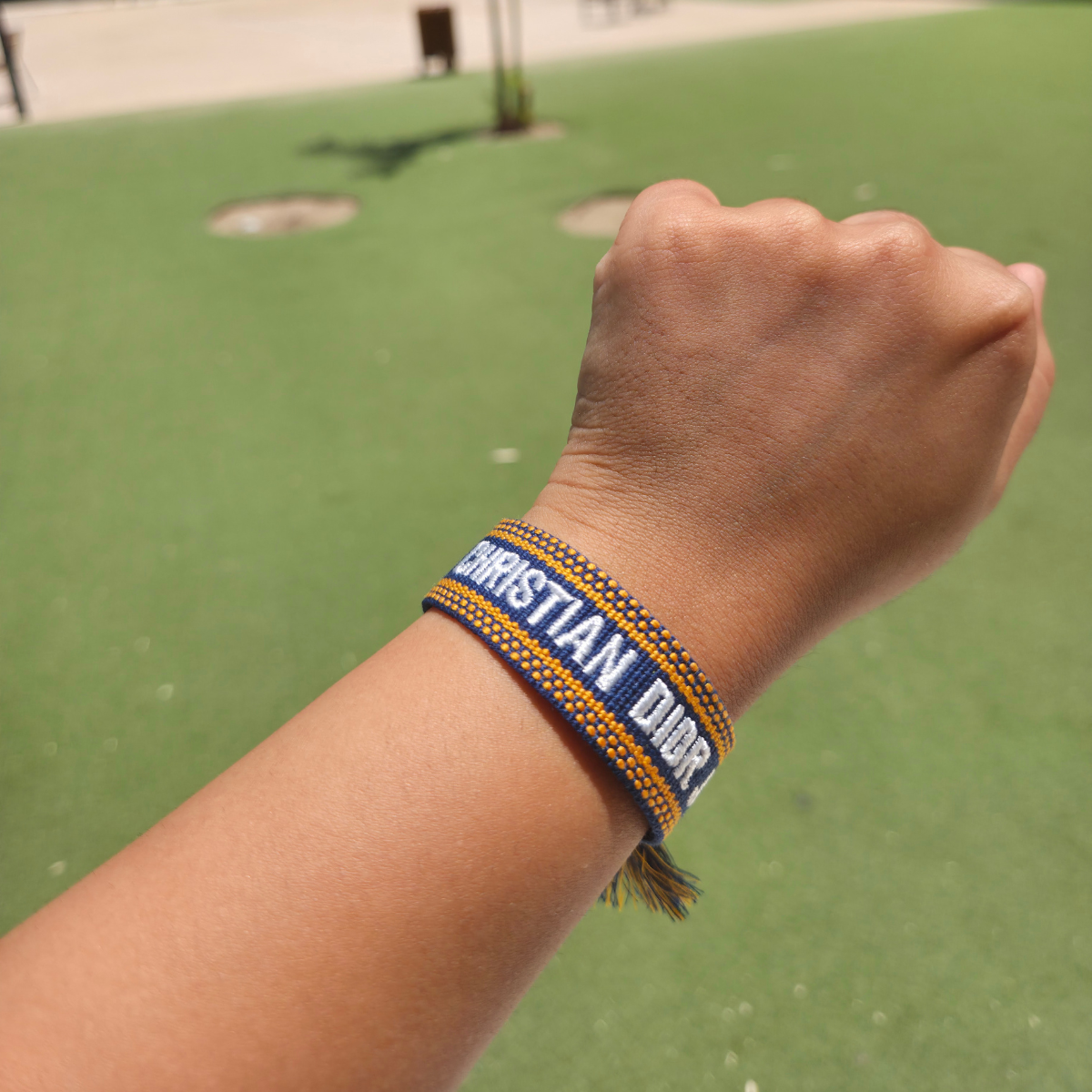 Pulsera de Tela Azul Celeste con Bordado Blanco y Borlas - Estilo Ajustable