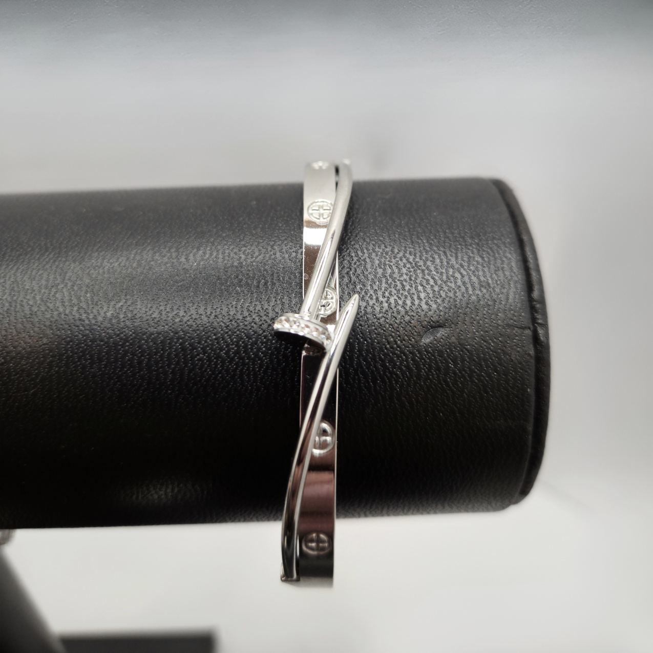 Pulsera Rígida Diseño Clavo con Circonitas - Acero Bañado en Plata