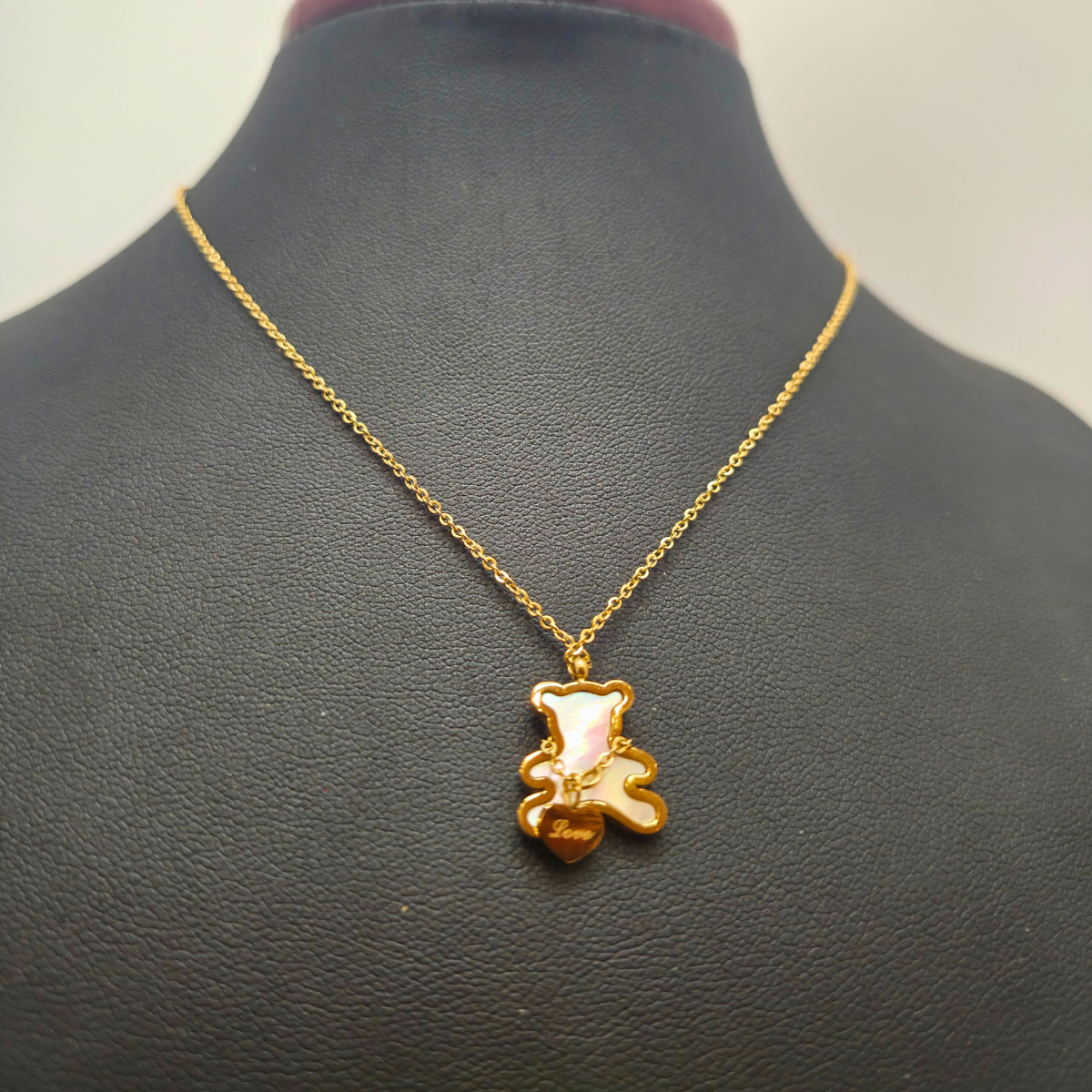 Collier en acier plaqué or 18 carats avec pendentif ours et cœur