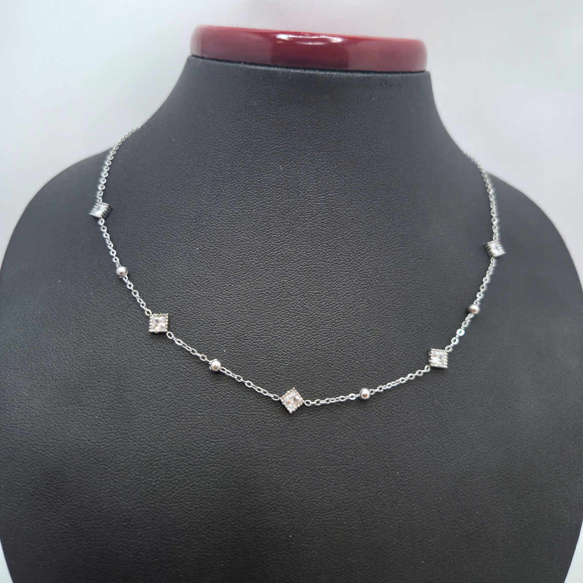 Collier 100 % acier inoxydable avec breloques carrées et boules en zircone